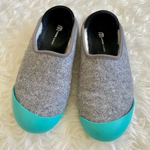 Mahabis Curve Slippers in Grey and Teal, size 7.5